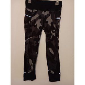 Athleta black camo relay 2.0 capri running gym yoga fitness pant size small